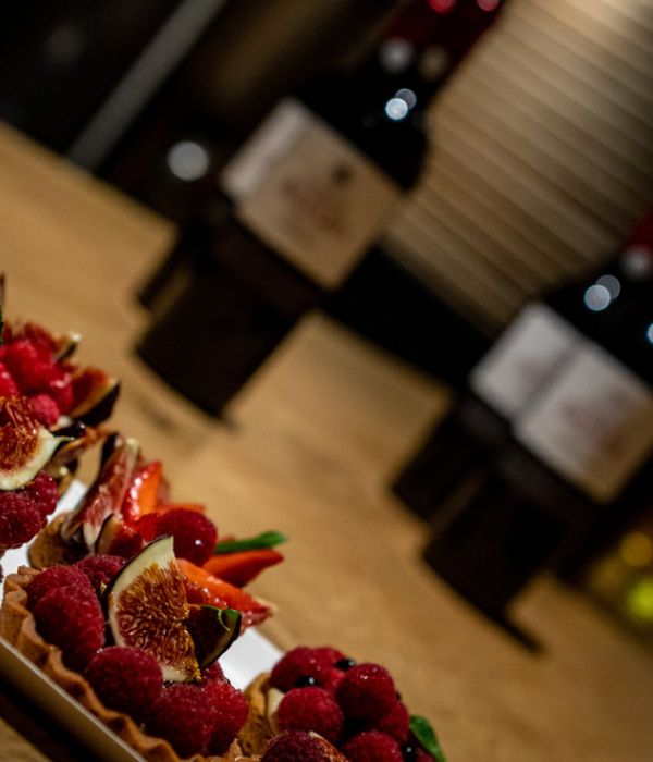 Bouteilles de vin et desserts pour dégustation